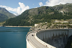Image of Tignes Dam, with no water on one side and a lake on the other