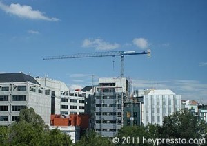 crane_in_madrid_blue_sky_400_11892c